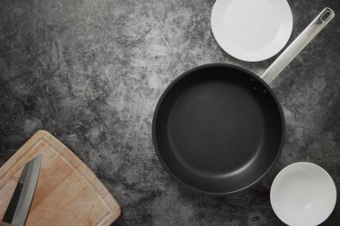 Mutfak Boş Bulaşıklar Ve Tava