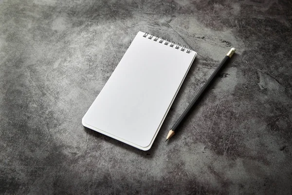 Escritorio de la oficina Cuaderno de notas en blanco y lápiz —  Fotos de Stock
