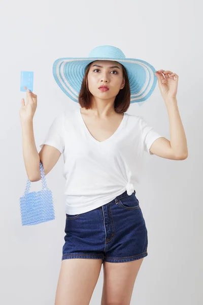 Mulher de chapéu mão segurando cartão — Fotografia de Stock