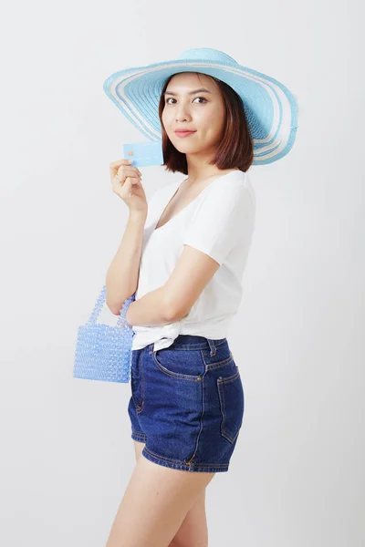 Mulher de chapéu mão segurando cartão — Fotografia de Stock
