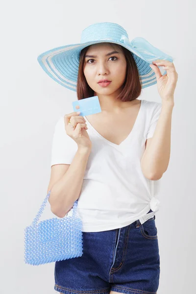 Vrouw in Hat hand houden kaart — Stockfoto