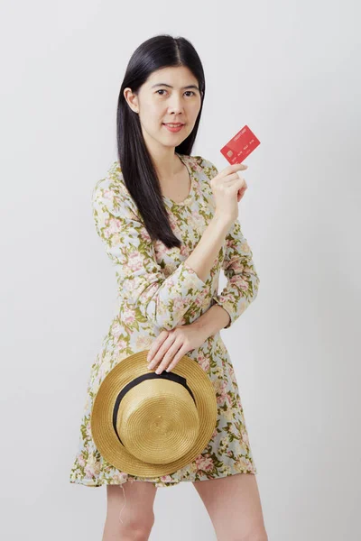 Vrouw in Hat hand houden kaart — Stockfoto