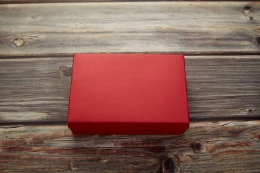 Kahverengi ahşap boş kırmızı kutu