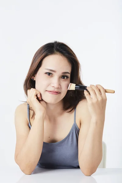 Stúdió shot fiatal nő alkalmazó make-up — Stock Fotó