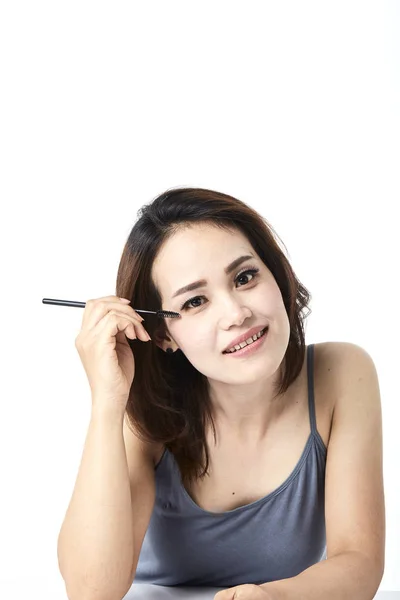 Femme appliquant maquillage cosmétique — Photo