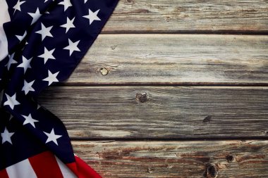 Eski rustik ahşap tahta üzerinde Amerikan bayrağı