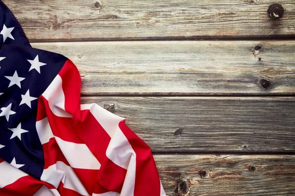 Bandera americana sobre tabla rústica vieja de madera — Foto de Stock