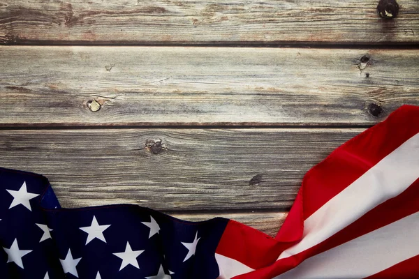 Bandera americana sobre tabla rústica vieja de madera — Foto de Stock