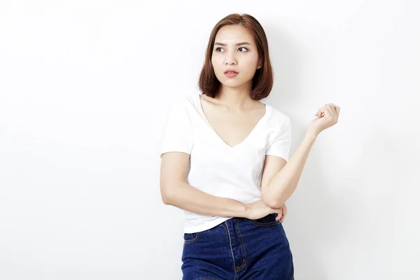 Жінка тайська в футболці і джинсах настінний фон — стокове фото
