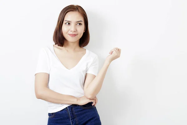 Donna tailandese in t-shirt e jeans parete sfondo — Foto Stock