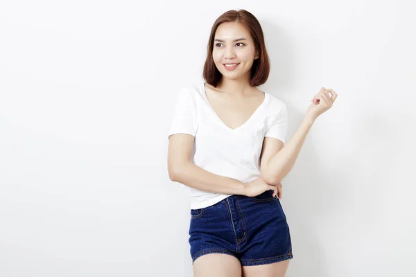 Mujer tailandesa en camiseta y jeans fondo de pared — Foto de Stock