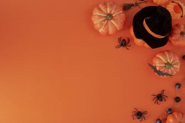 Turuncu kağıt üzerinde kabak süslemeleri