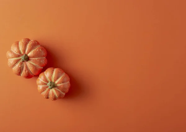 Décorations de citrouilles sur papier orange — Photo