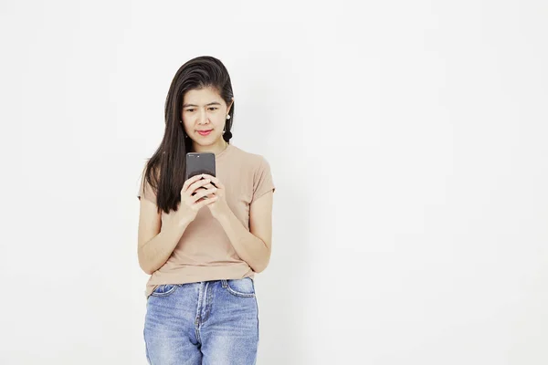 Fiatal nő használ mozgatható telefon — Stock Fotó