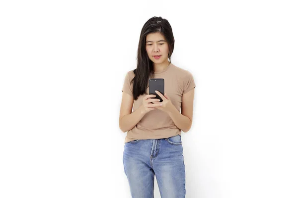 Młoda kobieta wykorzystanie telefonu komórkowego — Zdjęcie stockowe