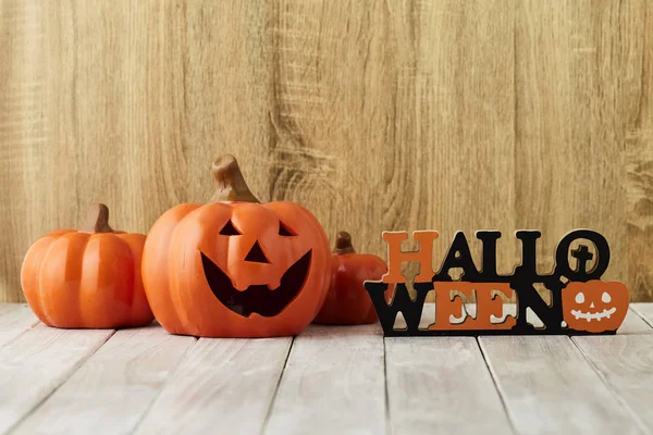 Kürbisse auf dem Tisch Halloween Hintergrund — Stockfoto