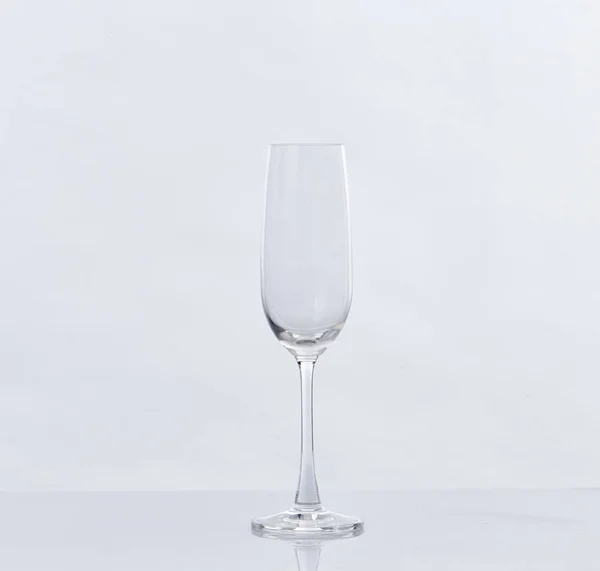 Verre à champagne vide et réflexion sur le blanc — Photo