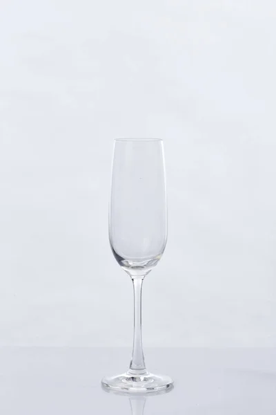 Töm champagne glas och reflektion på vitt — Stockfoto