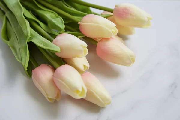 Прекрасный букет искусственных белых тюльпанов — стоковое фото