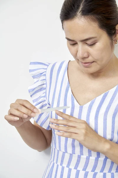 Mulher Mão rasgando unhas com arquivo de unhas — Fotografia de Stock