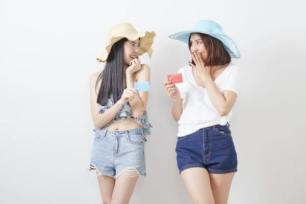 Retrato de dos chicas hipster fondo blanco — Foto de Stock