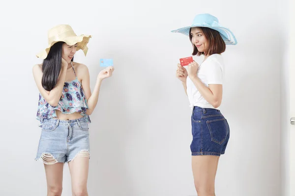 Portrait de deux filles hipster fond blanc — Photo