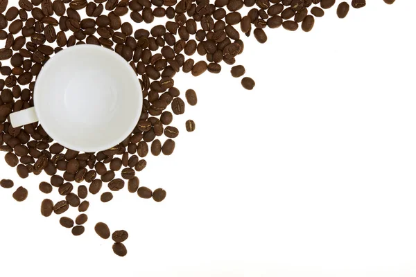 Kaffeetasse leer mit Stapel Kaffeebohnen — Stockfoto