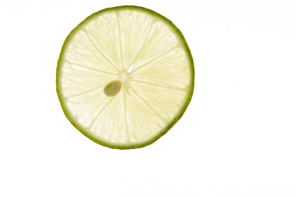 Tranche de citron vert frais sur blanc — Photo