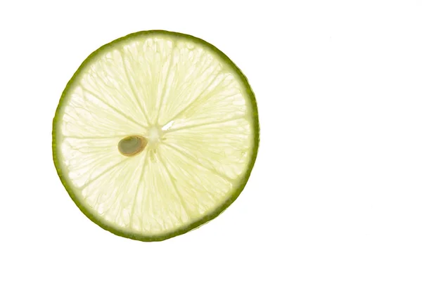 Tranche de citron vert frais sur blanc — Photo