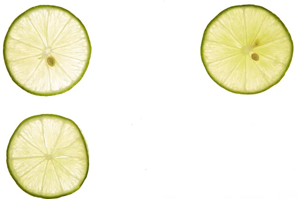 Tranche de citron vert frais sur blanc — Photo