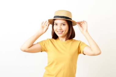 Beyaz arka plan üzerinde duran genç kadın