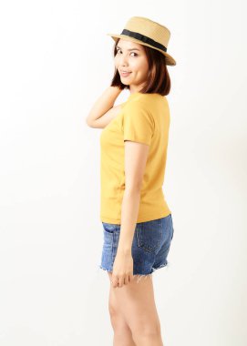 Beyaz arka plan üzerinde duran genç kadın