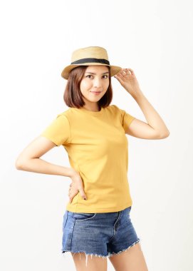 Beyaz arka plan üzerinde duran genç kadın