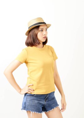 Beyaz arka plan üzerinde duran genç kadın