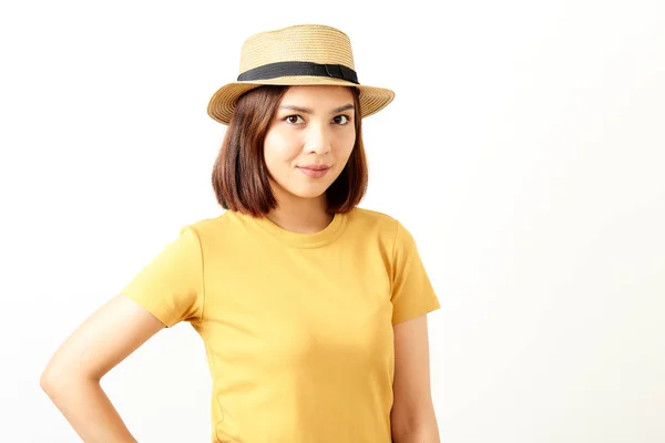 Jeune femme debout sur fond blanc — Photo