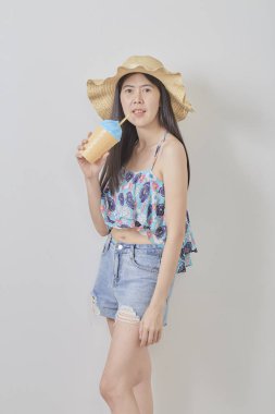 genç güzel kadın giyiyor şapka