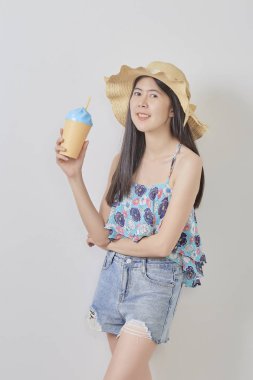 genç güzel kadın giyiyor şapka