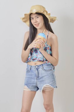 genç güzel kadın giyiyor şapka