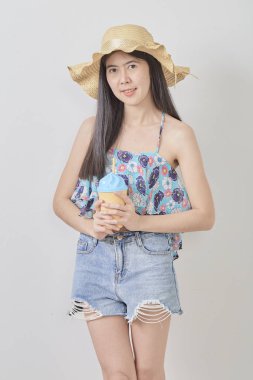 genç güzel kadın giyiyor şapka