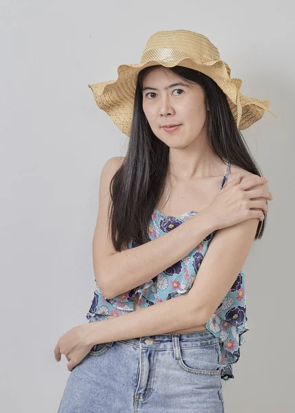 genç güzel kadın giyiyor şapka