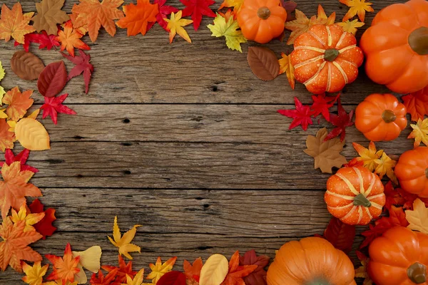 Hojas de otoño sobre fondo de madera —  Fotos de Stock