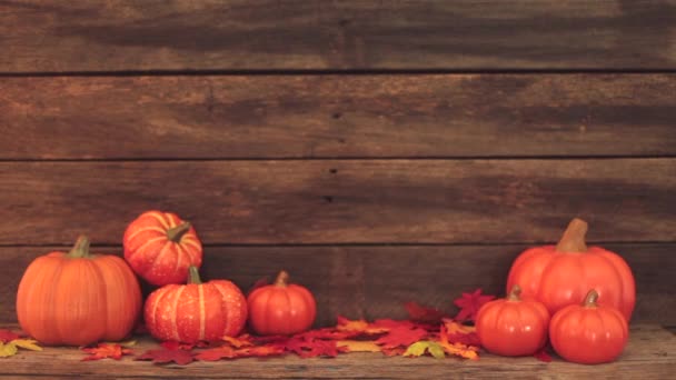 Foglie Autunno Zucche Vecchio Sfondo Tavolo Legno Marrone Giorno Del — Video Stock