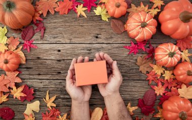 Hediye kutusu ile Sonbahar yaprakları