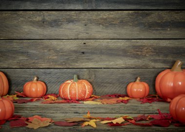 Sonbahar kabakları ve ahşap yaprakları