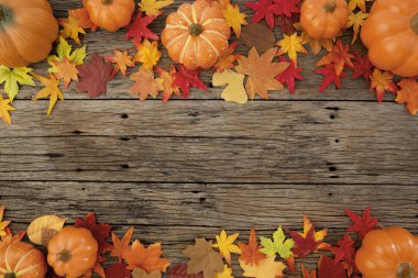 Ahşap arka planda sonbahar yaprakları