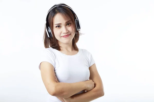 Vrouw hoofdtelefoon luisteren muziek op wit — Stockfoto