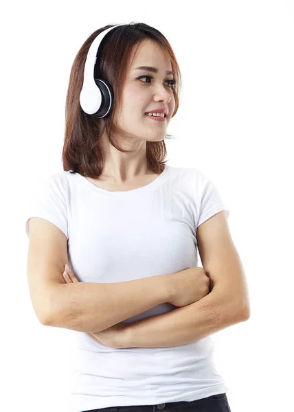 Fones de ouvido mulher ouvir música no branco — Fotografia de Stock