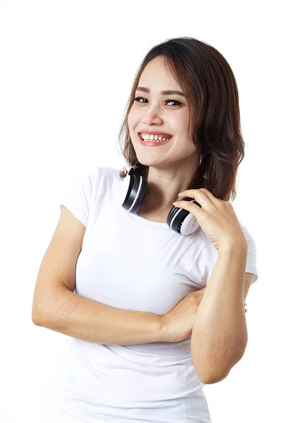 Vrouw hoofdtelefoon luisteren muziek op wit — Stockfoto