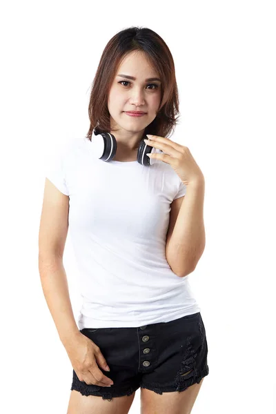 Fones de ouvido mulher ouvir música no branco — Fotografia de Stock