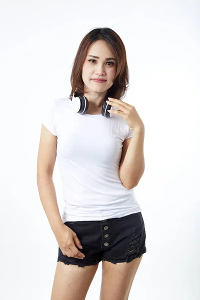 Perempuan headphone mendengarkan musik pada putih — Stok Foto